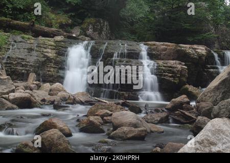 Une belle exposition d'eau qui coule le long des grottes de Lastiver à Ijevan, Arménie Banque D'Images