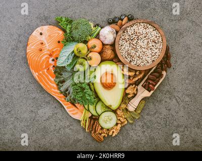 Une forme de coeur de cétogène bas carbs régime, des ingrédients gras insaturés sains sur fond sombre Banque D'Images