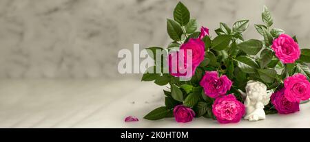 Bannière. Ange mignon avec un bouquet de roses roses sur un fond de marbre blanc. Le thème de l'amour. la saint-valentin. Une carte postale pour les vacances. Bonne Une Banque D'Images