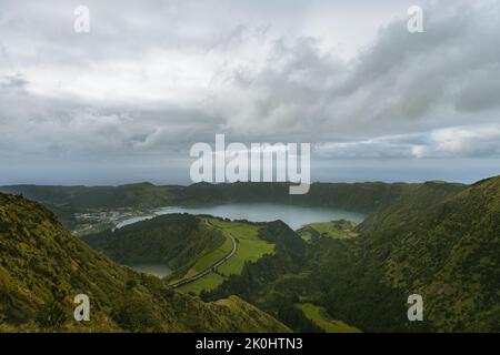 Miradouro da Boca do Inferno donnant sur les lacs de Sete Cidades sur l'île de Sao Miguel aux Açores, Portugal Banque D'Images