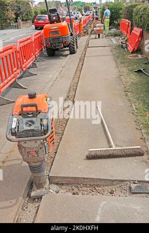 Compacteur vibrant pour moteur diesel et revêtement remblai de tranchée rapide de câble à large bande en fibre optique avec boîtier de raccordement court à l'intérieur* Royaume-Uni Banque D'Images