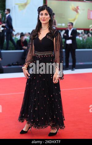 VENISE, ITALIE - 10 SEPTEMBRE : Mina Kavani assiste à la cérémonie de clôture tapis rouge au Festival international du film de Venise 79th sur 10 septembre 2022 Banque D'Images