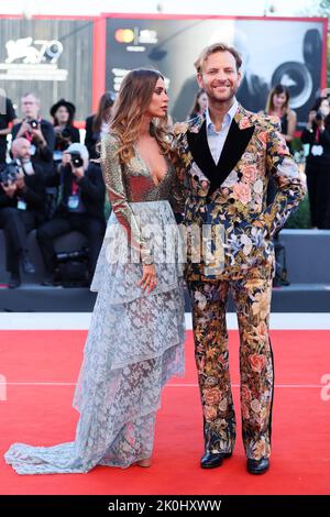 VENISE, ITALIE - SEPTEMBRE 10 : Alessandro Borghi et Irene Forti assistent à la cérémonie de clôture du tapis rouge au Festival international du film de Venise 79th Banque D'Images