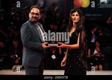 VENISE, ITALIE - SEPTEMBRE 10: Reza Heydari et Mina Kavani posent avec le Prix spécial du jury pour 'Khers NIST' (pas d'ours) reçu au nom de l'emprisonné I Banque D'Images