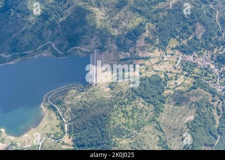 Prise de vue aérienne, à partir d'un petit avion, de barrage sur le lac Campotosto et le village de Poggio Cancelli , prise de vue en lumière d'été, Apennines, l'Aquila, Abruzzes, I Banque D'Images