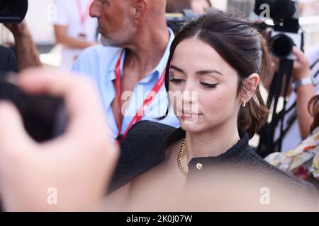 VENISE, ITALIE - SEPTEMBRE 08 : Ana de Armas est vue lors du Festival International du film de Venise 79th sur 08 septembre 2022 à Venise, Italie. (Photo Banque D'Images