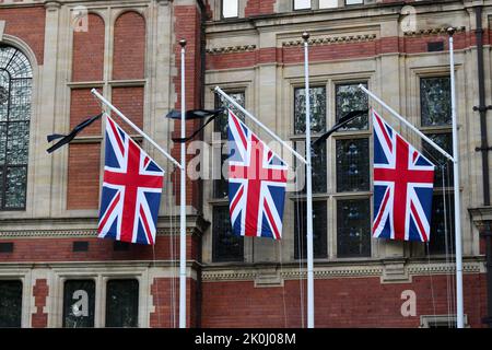 11 septembre 2022 - Londres, Royaume-Uni: Union Jacks avec rubans de deuil noirs à côté Banque D'Images