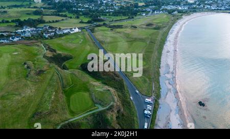 Le Ballycastle Golf Club, fondé en 1890, se trouve à quelques mètres du rivage sur la côte de Causeway, une spectaculaire étendue de golf de la côte inégalée. Banque D'Images