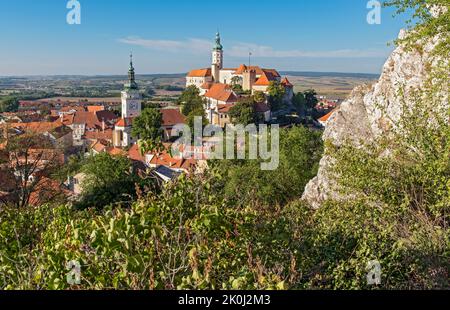 Vieux centre-ville et château, Mikulov, République tchèque Banque D'Images