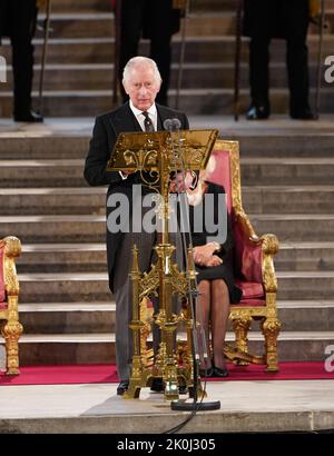 Le roi Charles III remercie les députés de la Chambre des Lords et de la Chambre des communes de leurs condoléances, à Westminster Hall, à Londres, à la suite du décès de la reine Elizabeth II Date de la photo: Lundi 12 septembre 2022. Banque D'Images