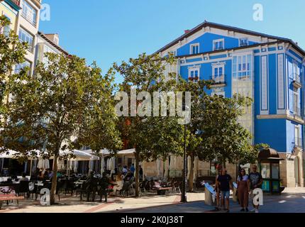 Place dans le centre-ville historique piétonnier avec terrasses de bars pendant un après-midi ensoleillé de septembre Burgos Castille et Leon Espagne Banque D'Images