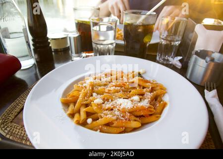 Assiette avec pâtes et sauce Banque D'Images