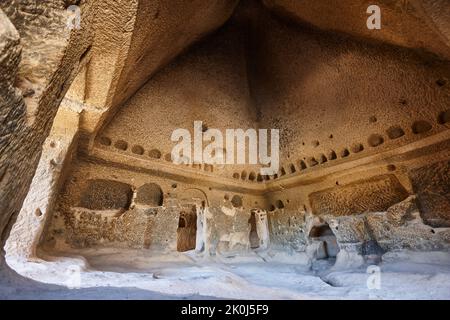 Ancienne église excavée dans la roche. Vallée d'Ilhara. Selime. Turquie Banque D'Images