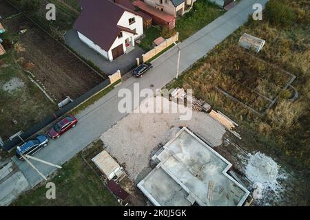 Vue aérienne des travaux de construction de la nouvelle maison fondation en béton sur le chantier de construction Banque D'Images