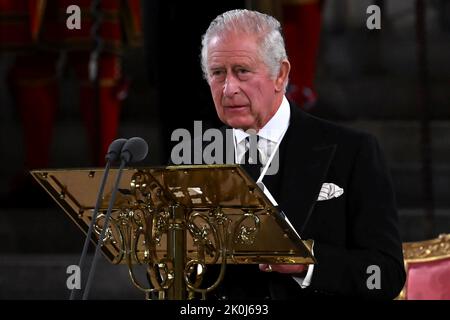 Le roi Charles III remercie les députés de la Chambre des Lords et de la Chambre des communes de leurs condoléances, à Westminster Hall, à Londres, à la suite du décès de la reine Elizabeth II Date de la photo: Lundi 12 septembre 2022. Banque D'Images