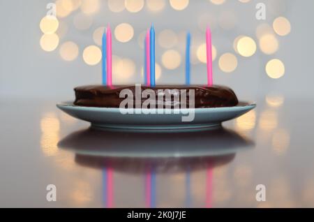 Gâteau d'anniversaire festif avec bougies et décoration de carnaval colorée sur fond de bokeh lumineux. Carte de vœux. Fête et fête Banque D'Images