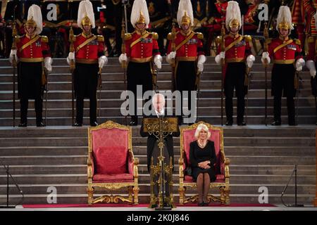 Le roi Charles III remercie les députés de la Chambre des Lords et de la Chambre des communes de leurs condoléances, à Westminster Hall, à Londres, à la suite du décès de la reine Elizabeth II Date de la photo: Lundi 12 septembre 2022. Banque D'Images