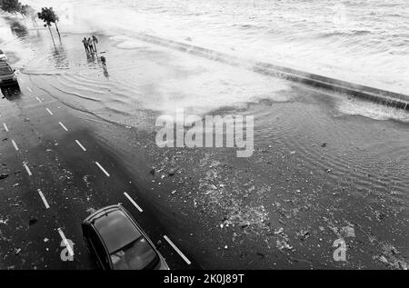 Éclaboussures des vagues à marée haute d'eau de mer à Marine Drive, Promenade à Mumbai, Maharashtra, Inde. Banque D'Images