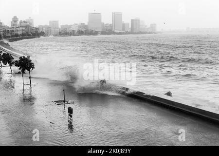 Éclaboussures des vagues à marée haute d'eau de mer à Marine Drive, Promenade à Mumbai, Maharashtra, Inde. Banque D'Images