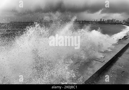 Éclaboussures des vagues à marée haute d'eau de mer à Marine Drive, Promenade à Mumbai, Maharashtra, Inde. Banque D'Images