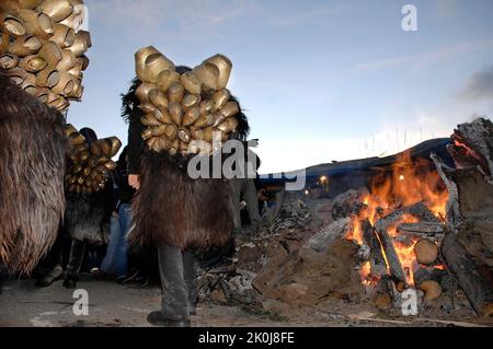 Carnaval typique, Mamuthones parade, Orgosolo, Sardaigne, Italie Banque D'Images