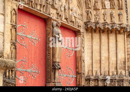 Statue-colonne de Saint Stephen, façade ouest (1190-1200) de la première cathédrale gothique de France à sens, Bourgogne Banque D'Images