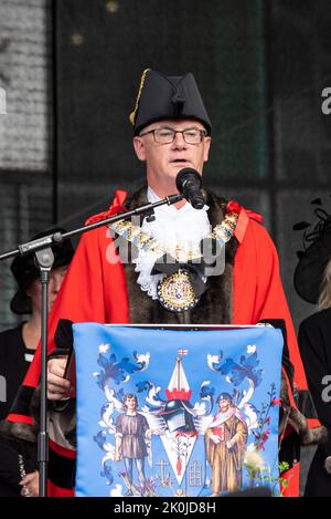 Victoria Plaza, Southend on Sea, Essex, Royaume-Uni. 12th septembre 2022. Le conseiller Kevin Robinson, le maire de la ville de Southend on Sea, a lu la proclamation de l'accession du roi Charles III au public de surveillance. Des proclamations sont lues dans tout le pays pour annoncer les nouvelles de cette tradition centenaire pour le nouveau monarque Banque D'Images