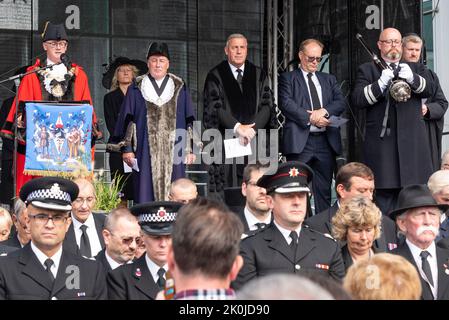 Victoria Plaza, Southend on Sea, Essex, Royaume-Uni. 12th septembre 2022. Le conseiller Kevin Robinson, le maire de la ville de Southend on Sea, a lu la proclamation de l'accession du roi Charles III au public de surveillance. Des proclamations sont lues dans tout le pays pour annoncer les nouvelles de cette tradition centenaire pour le nouveau monarque Banque D'Images