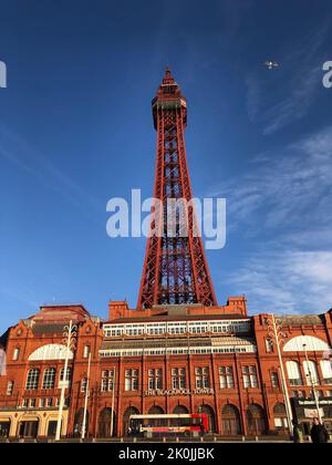 Une photo verticale à angle bas de la tour Blackpool en Angleterre Banque D'Images
