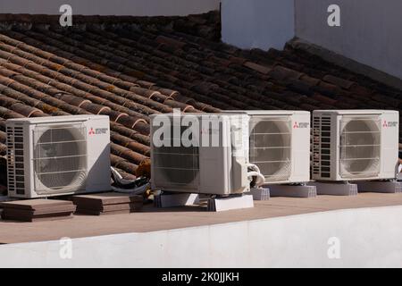 Unités de climatisation Mitsubishi Electric sur le toit d'une maison. Province de Malaga, Espagne Banque D'Images