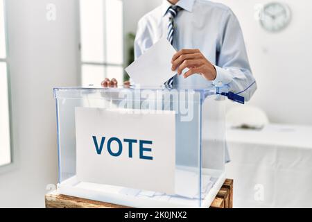 Jeune électeur hispanique qui vote au collège électoral. Banque D'Images