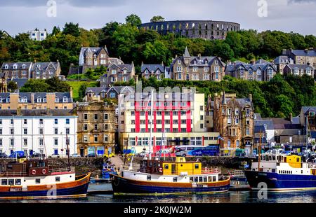 McCaig's Tower et Battery Hill au-dessus de la ville d'Oban sur la côte ouest de l'Écosse Banque D'Images