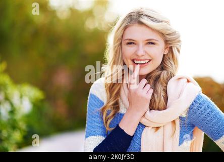 J'aime bien... vous êtes drôle. Portrait court d'une jeune femme qui rit à l'extérieur. Banque D'Images