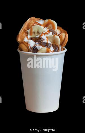 Gaufre à bulles avec caramel, banane, crème glacée, bonbons et chocolat Banque D'Images