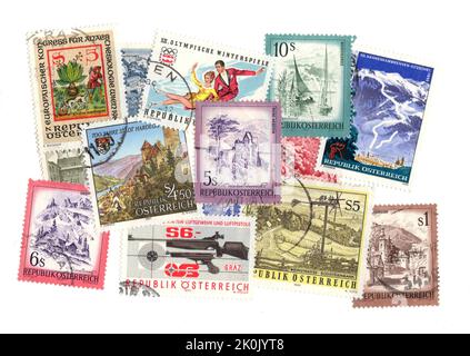 Un montage de timbres-poste de l'Autriche sur fond blanc. Banque D'Images