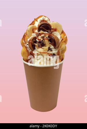 Gaufre à bulles avec caramel, banane, crème glacée, bonbons et chocolat Banque D'Images