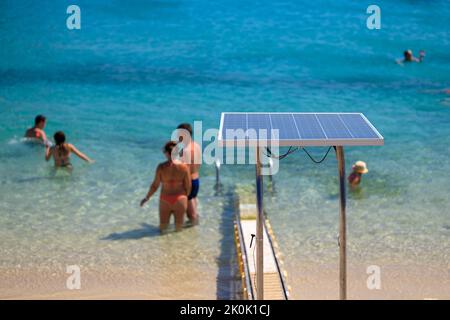 Panneau d'utilisation inhabituelle des piles solaires sur la plage. Paysage de vacances Banque D'Images