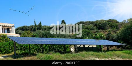 Piles solaires dans le jardin vert de la maison. Concept d'énergie verte. Énergie solaire Banque D'Images