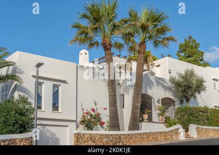 Cala d'Or, Espagne; septembre 10 2022: Maison de luxe de style méditerranéen blanc dans la ville de Majorque de Cala d'Or, Espagne Banque D'Images