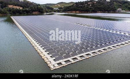 Panneaux solaires flottants sur un réservoir dans la province de Gangwon-do, en Corée du Sud Banque D'Images