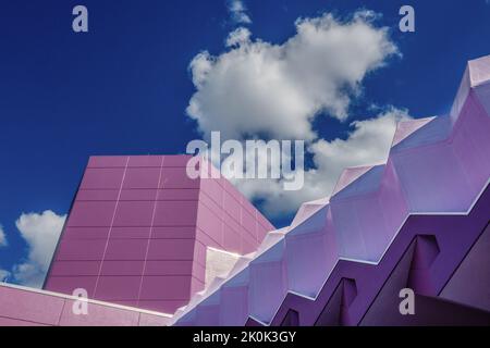 Sarasota, FL, US-30 mai 2022 : vue abstraite du centre des arts de la scène de Van Wezel, qui est un violet pastel contre un ciel bleu brillant avec puffy Banque D'Images