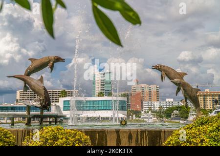 Sarasota, FL, US-26 novembre 2021 : statue emblématique de marsouins également connue sous le nom de dauphins dans Bayfront, un parc public. Banque D'Images