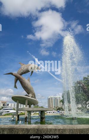 Sarasota, FL, US-26 novembre 2021 : statue emblématique de marsouins également connue sous le nom de dauphins dans Bayfront, un parc public. Banque D'Images