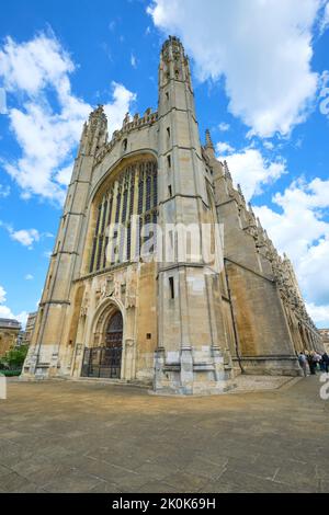 Le front de pierre qui s'annonce, l'entrée de la chapelle du roi de style gothique. Au King's College de Cambridge, Angleterre, Royaume-Uni. Banque D'Images