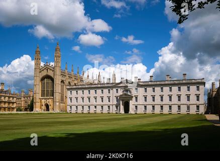 Vue sur la chapelle du roi, Clare College sur la gauche, le bâtiment Gibb sur la droite. Au King's College de Cambridge, Angleterre, Royaume-Uni. Banque D'Images