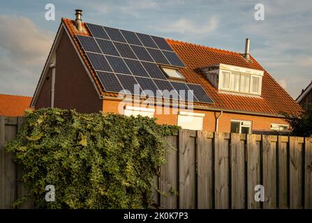 Toit de maison hollandaise moderne avec panneaux solaires, énergie renouvelable pour les maisons Banque D'Images