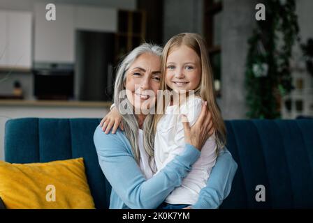 Amour et relation de famille. Bonne grand-mère européenne âgée et petite-fille qui s'embrasse Banque D'Images