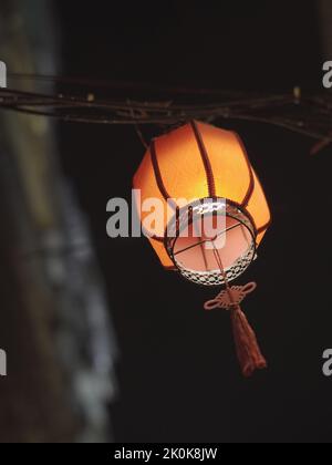 Photo verticale d'une lanterne japonaise Banque D'Images