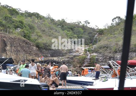 Touristes s'amusant sur une promenade en hors-bord, avec plusieurs bateaux ancrés, Brésil, Amérique du Sud, photo panoramique Banque D'Images