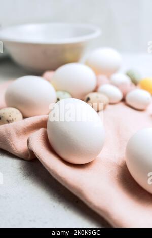 Encore la vie de beaux oeufs peints de Pâques sur fond blanc de table Banque D'Images